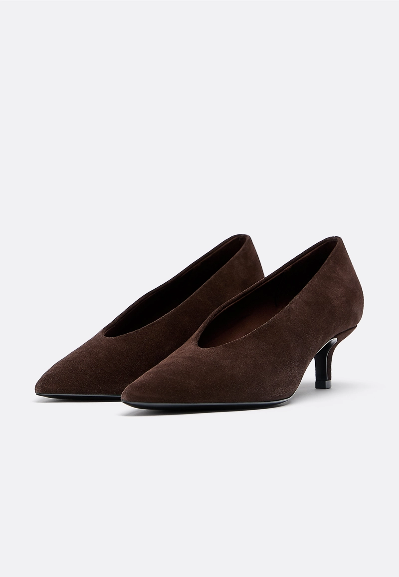 Закрытые кожаные туфли на каблуке