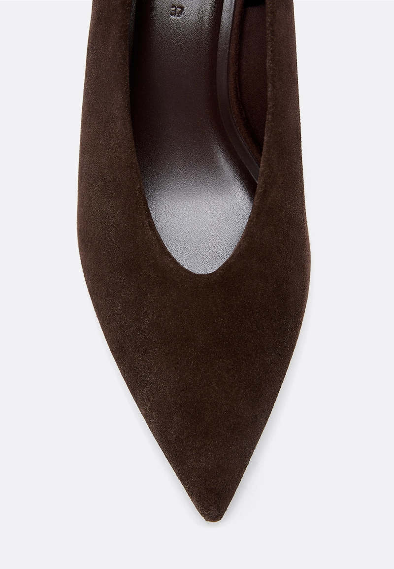 Закрытые кожаные туфли на каблуке