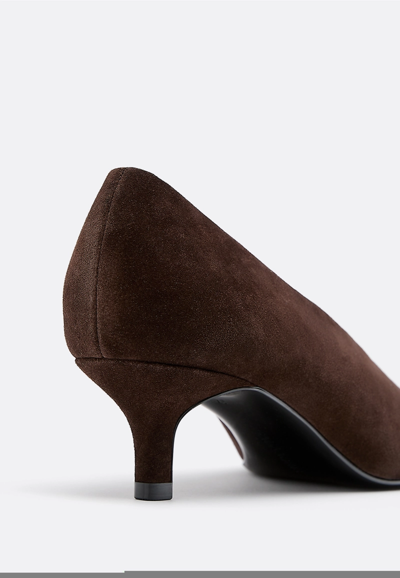 Закрытые кожаные туфли на каблуке