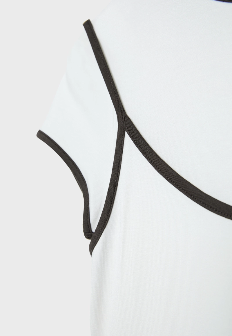 Футболка с контрастными деталями