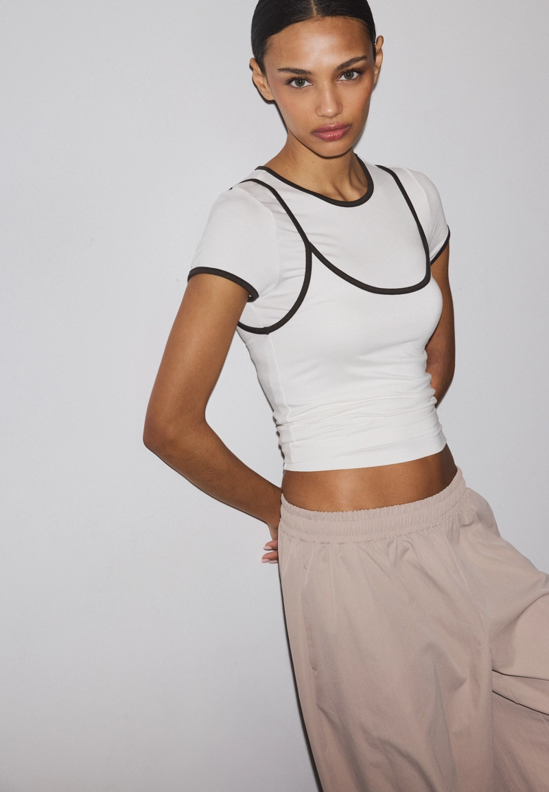 Футболка с контрастными деталями