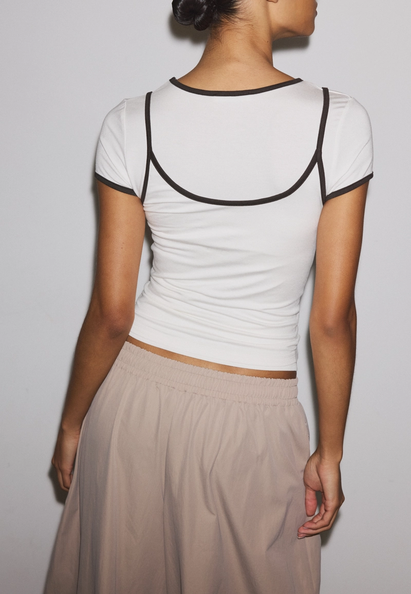 Футболка с контрастными деталями