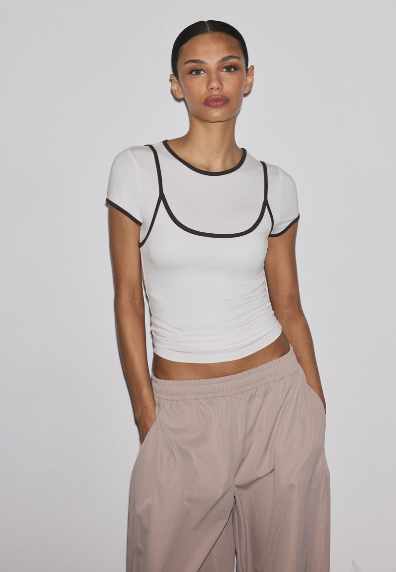 Футболка с контрастными деталями