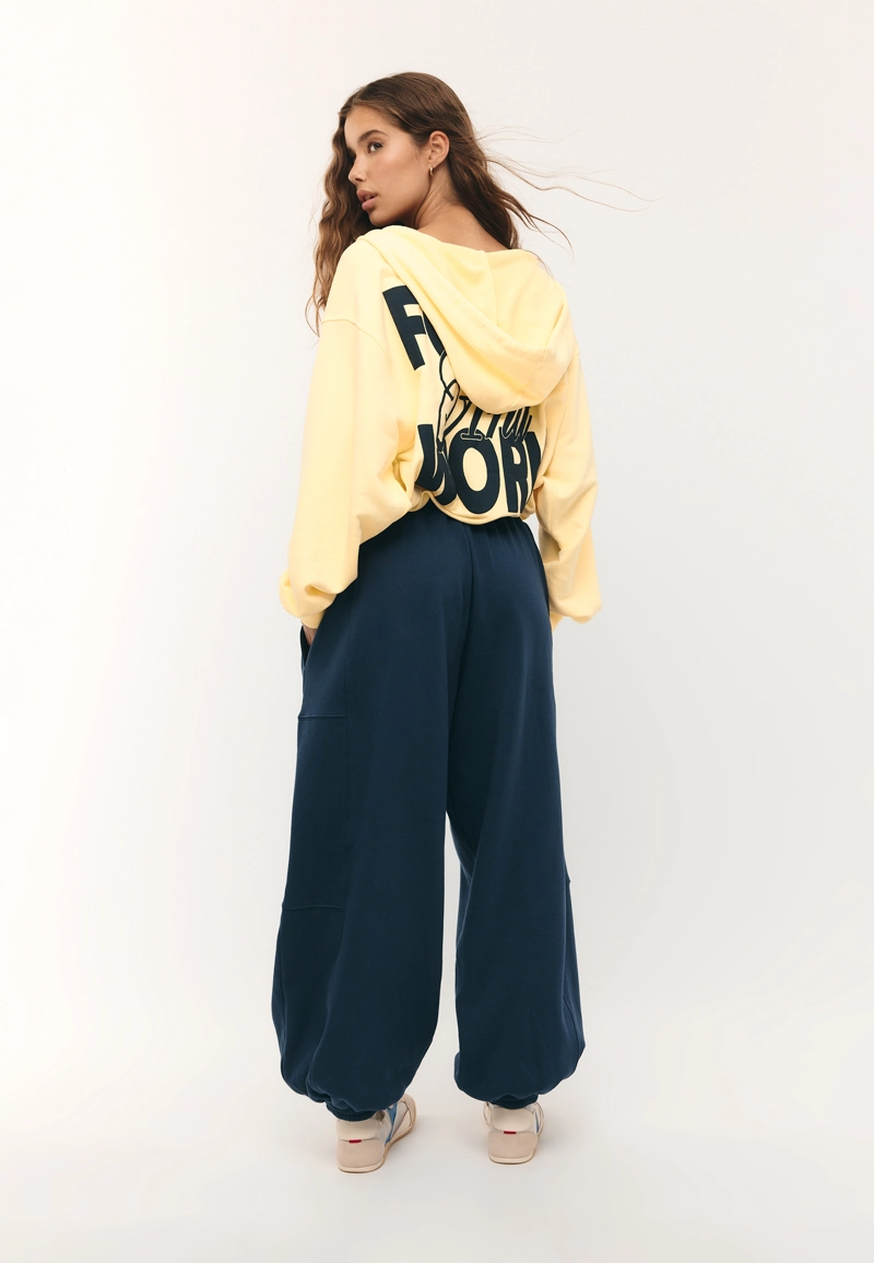 Толстовка-бомбер с принтом на капюшоне