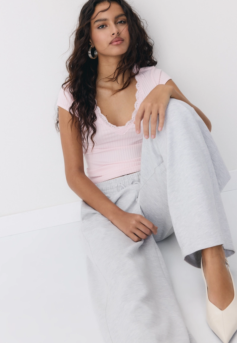 Футболка в рубчик с V-образным вырезом и кружевом