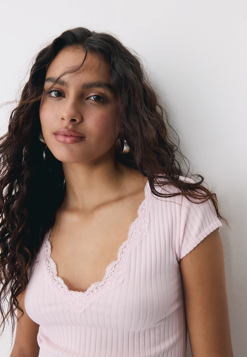 Футболка в рубчик с V-образным вырезом и кружевом