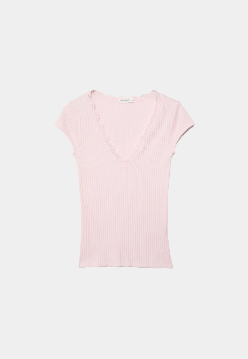 Футболка в рубчик с V-образным вырезом и кружевом