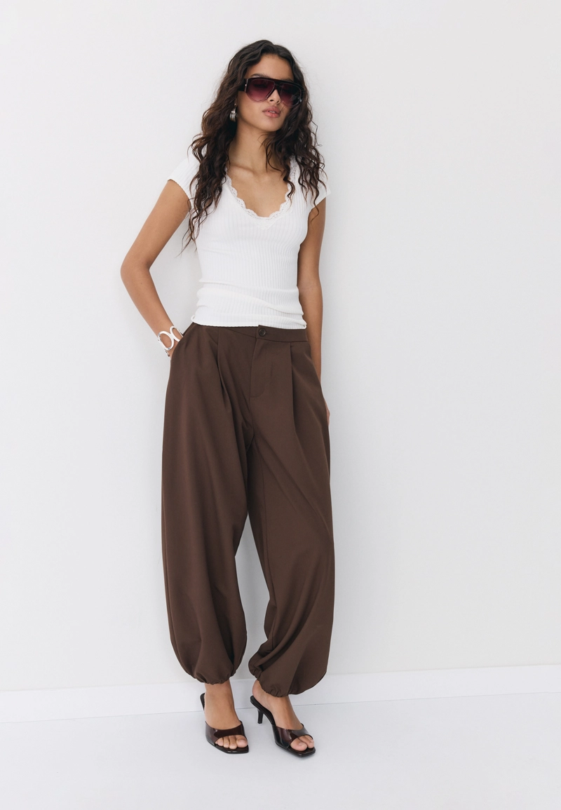 Футболка в рубчик с V-образным вырезом и кружевом