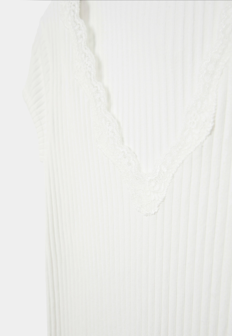 Футболка в рубчик с V-образным вырезом и кружевом