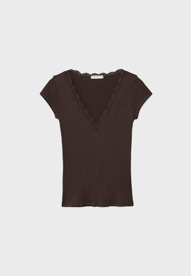 Футболка в рубчик с V-образным вырезом и кружевом