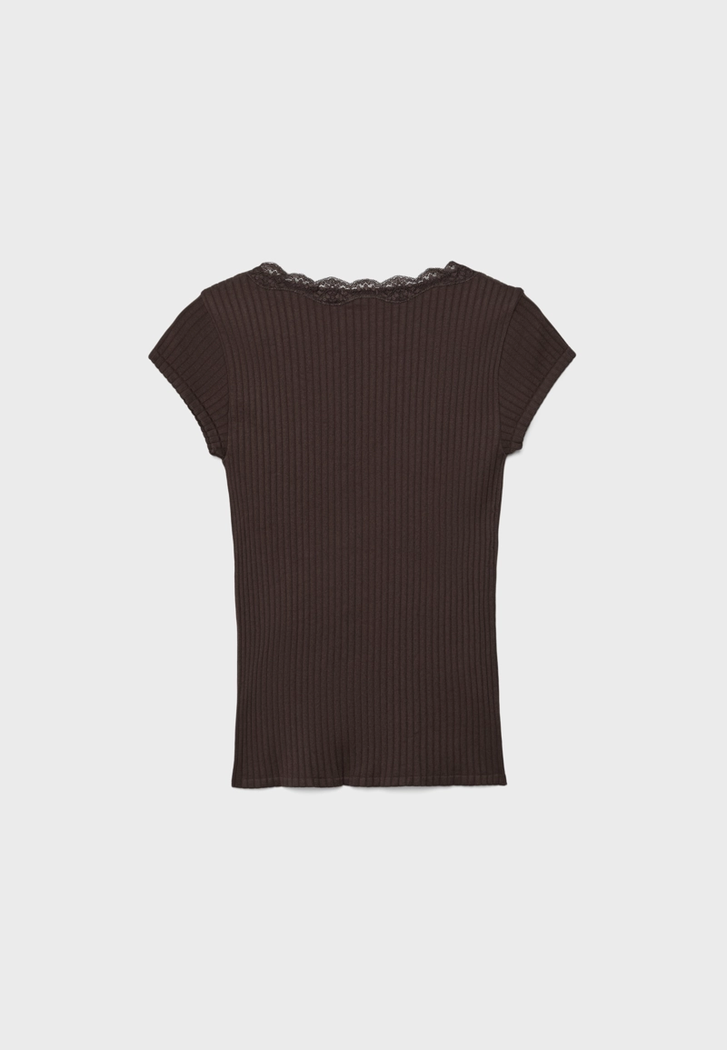 Футболка в рубчик с V-образным вырезом и кружевом