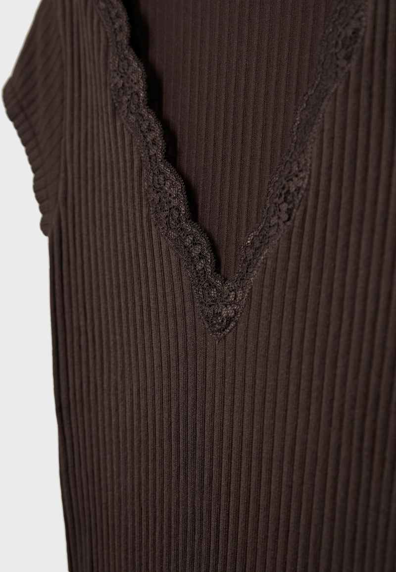 Футболка в рубчик с V-образным вырезом и кружевом