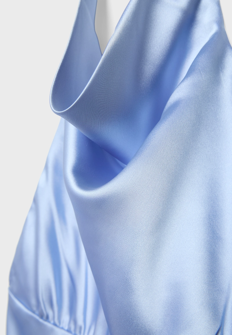 Короткое атласное платье с горловиной халтер