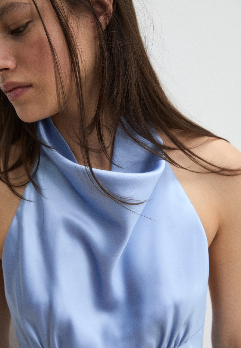 Короткое атласное платье с горловиной халтер