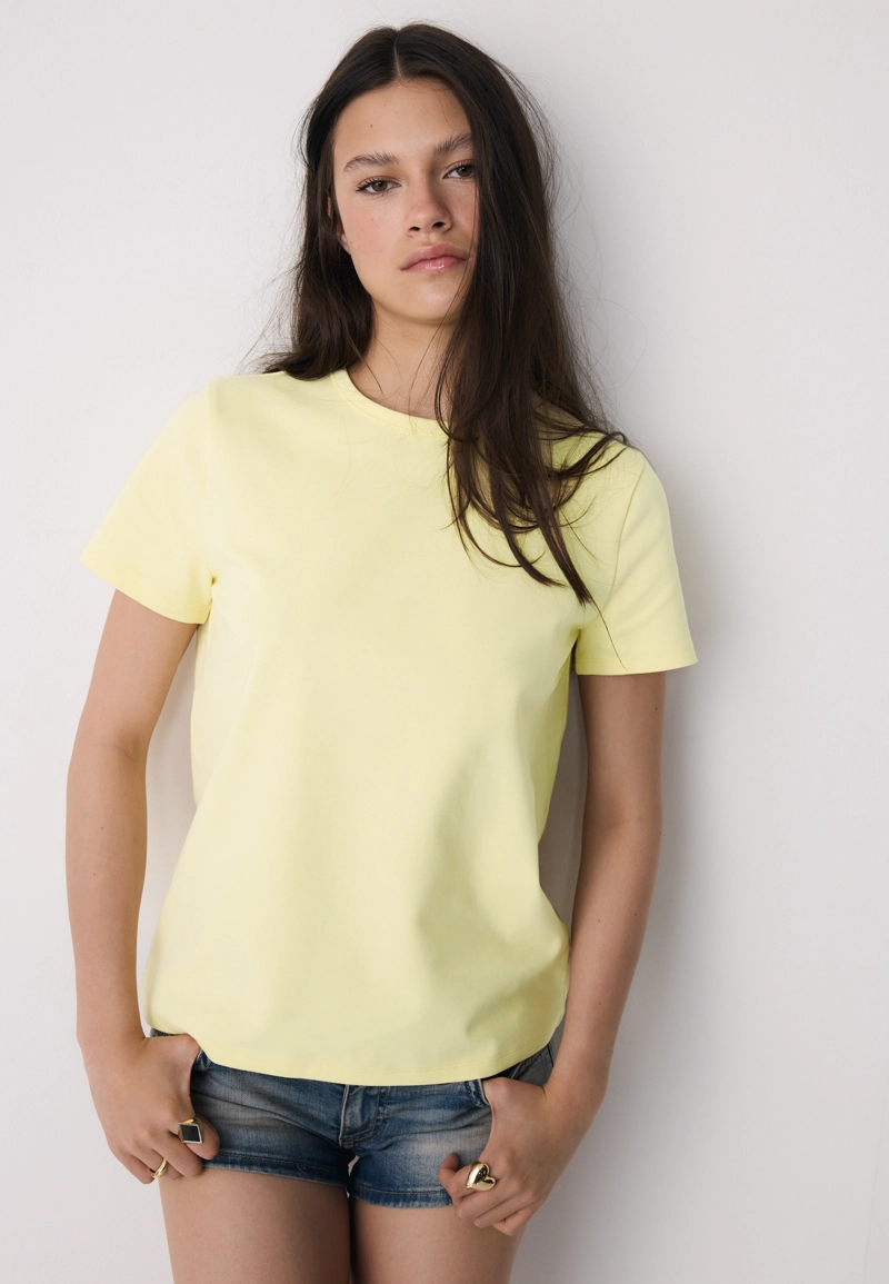 Базовая футболка regular из мягкой ткани