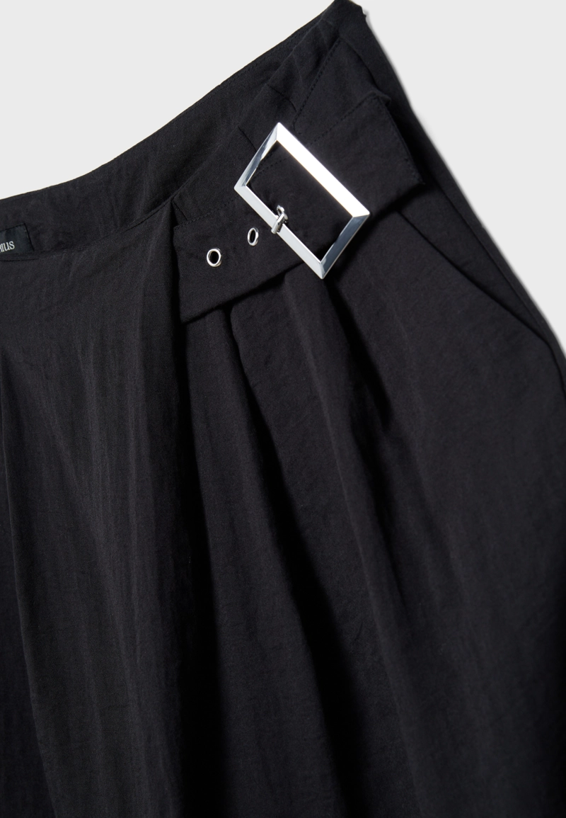 Свободные брюки с пряжкой