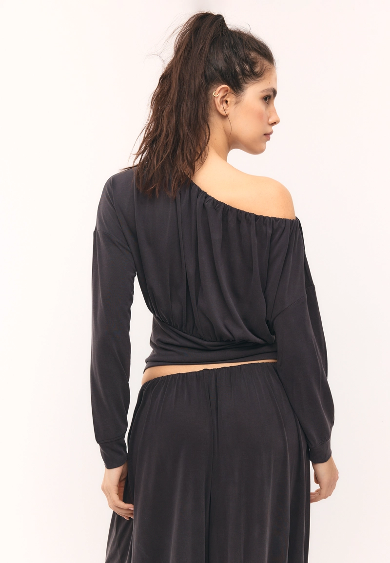 Асимметричная футболка с мягкой текстурой