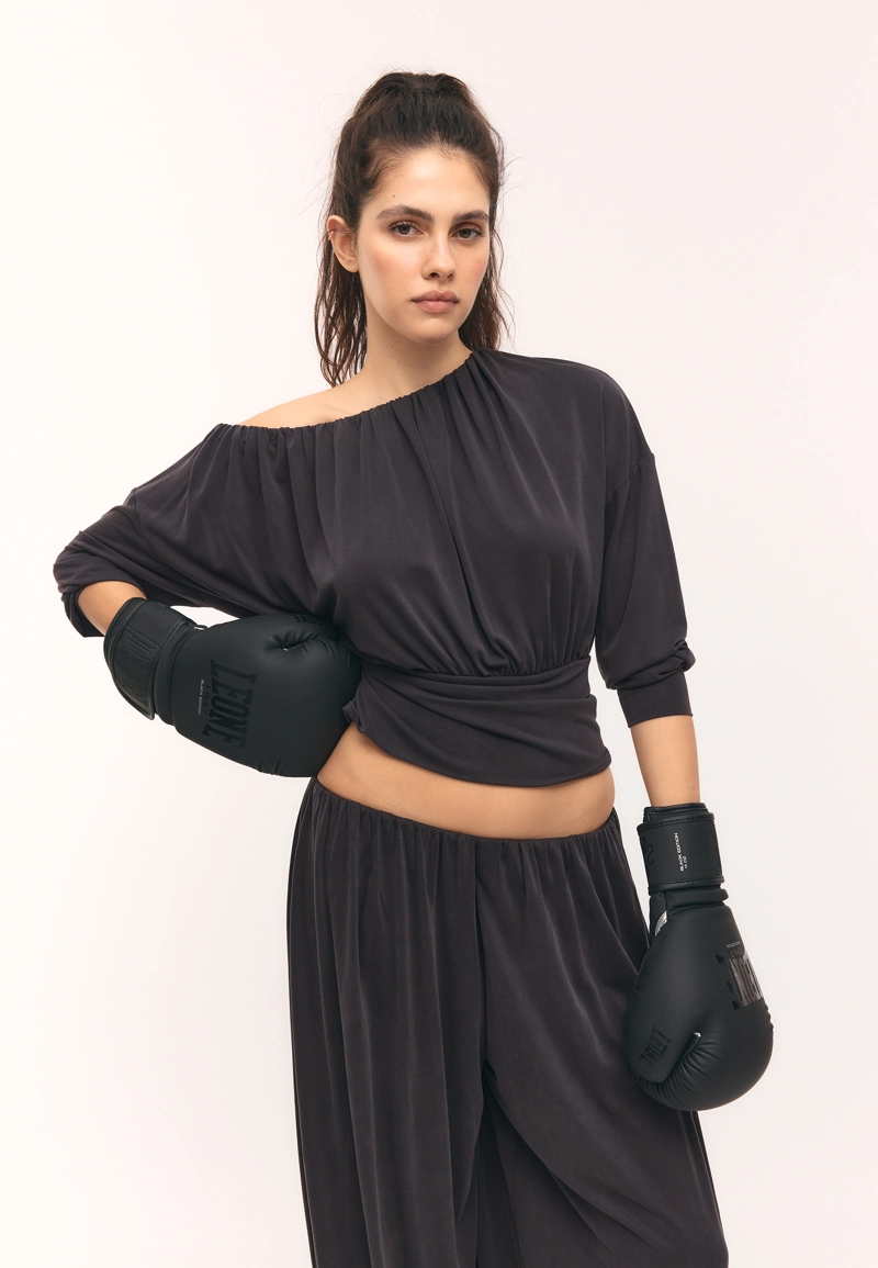 Асимметричная футболка с мягкой текстурой