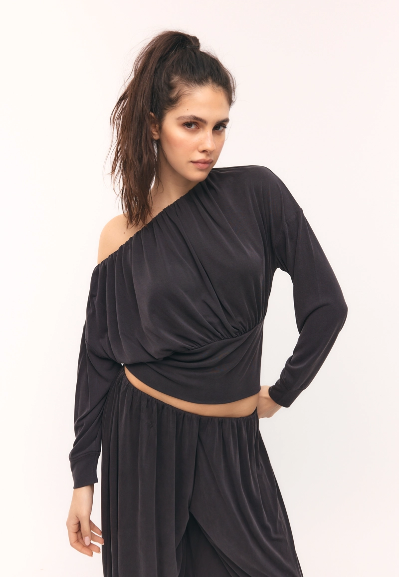 Асимметричная футболка с мягкой текстурой