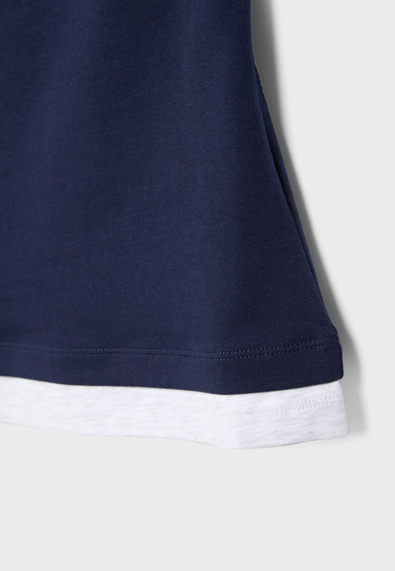 Футболка с вырезом-лодочкой