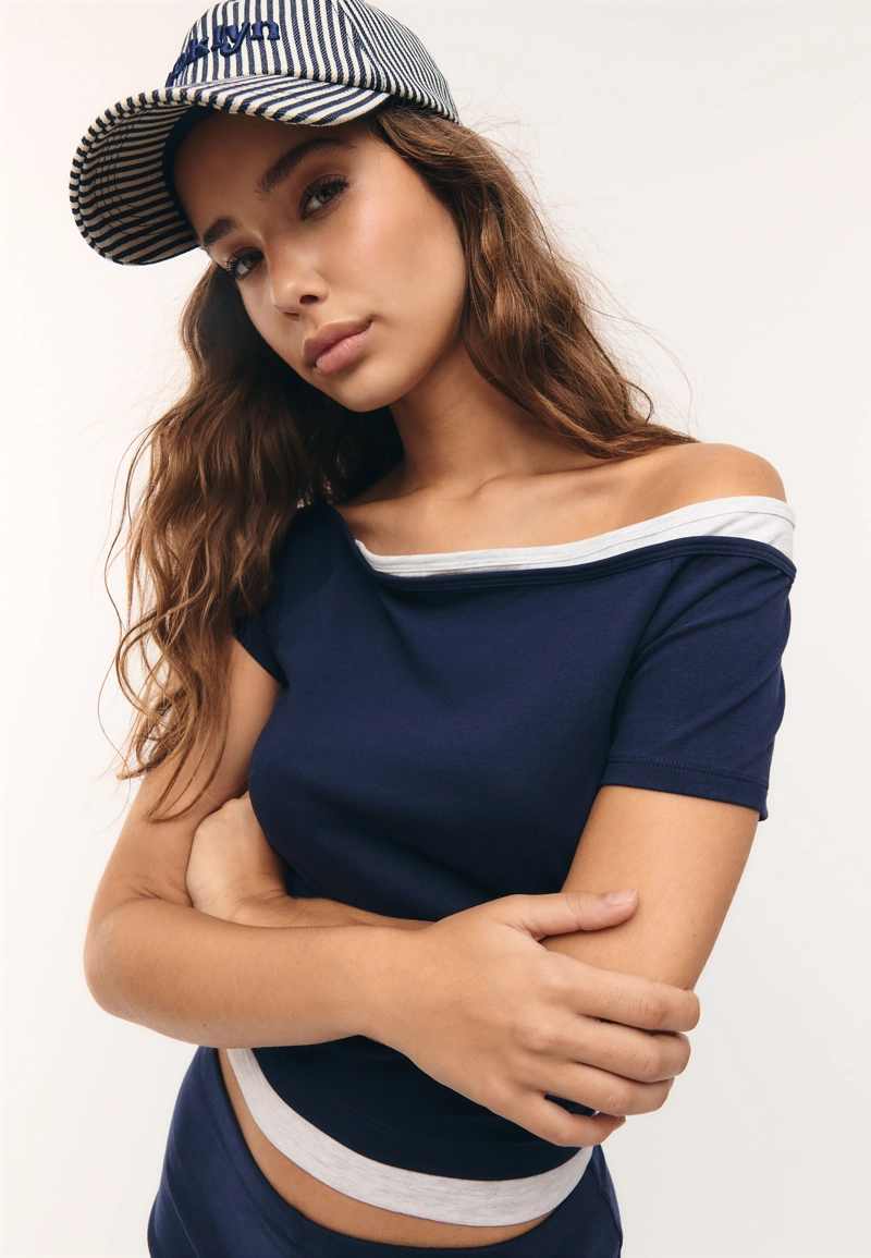 Футболка с вырезом-лодочкой