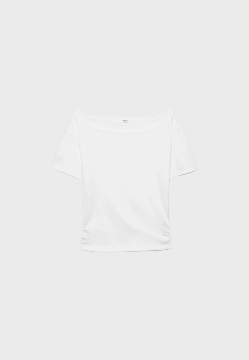 Футболка с короткими рукавами, воротником-лодочкой и сборками