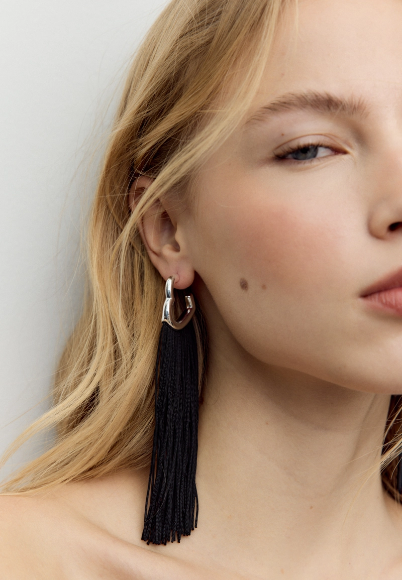 Длинные серьги-сердечки с бахромой