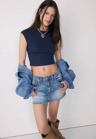 Базовая приталенная укороченная футболка- Заказать в России