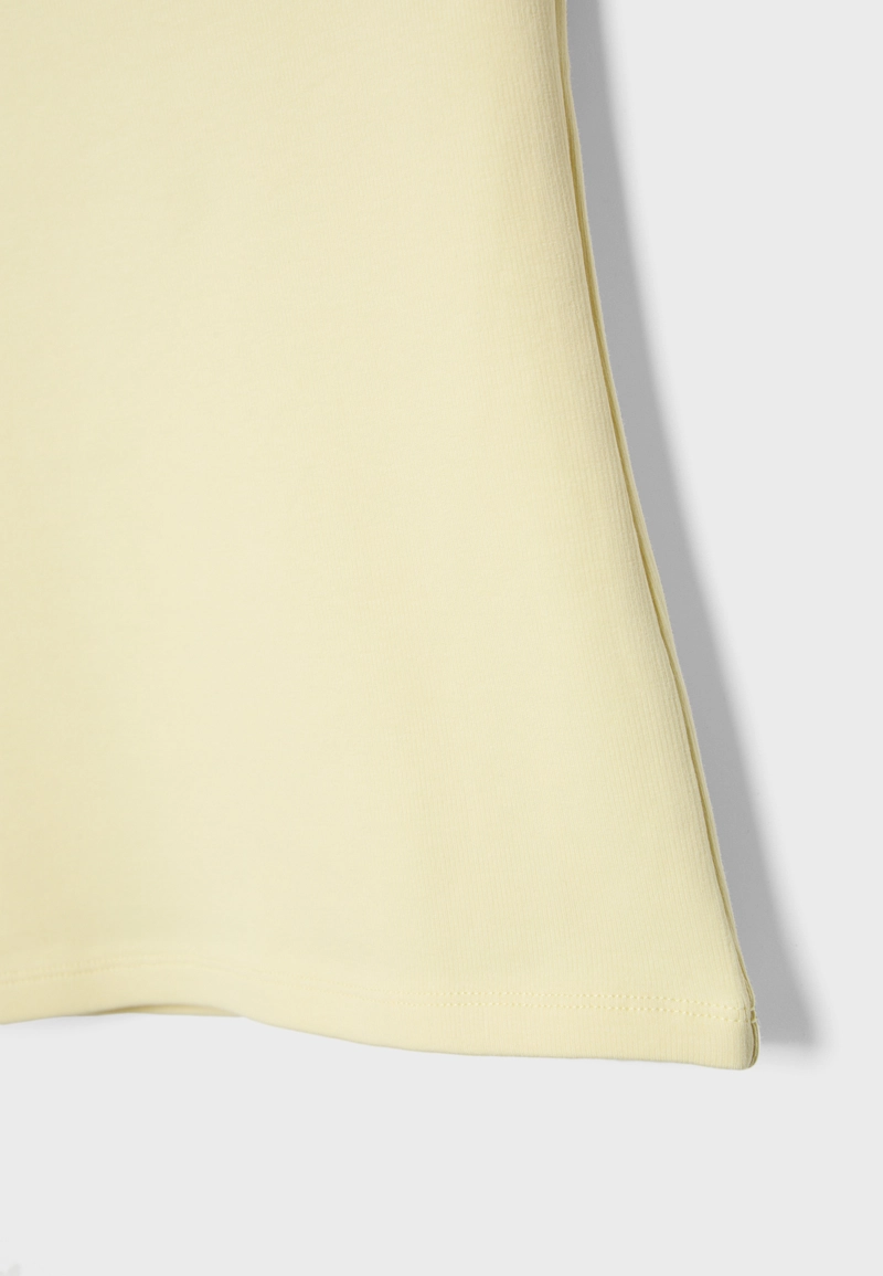 Базовая футболка с вырезом «лодочка»