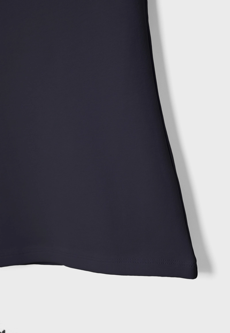 Базовая футболка с вырезом «лодочка»