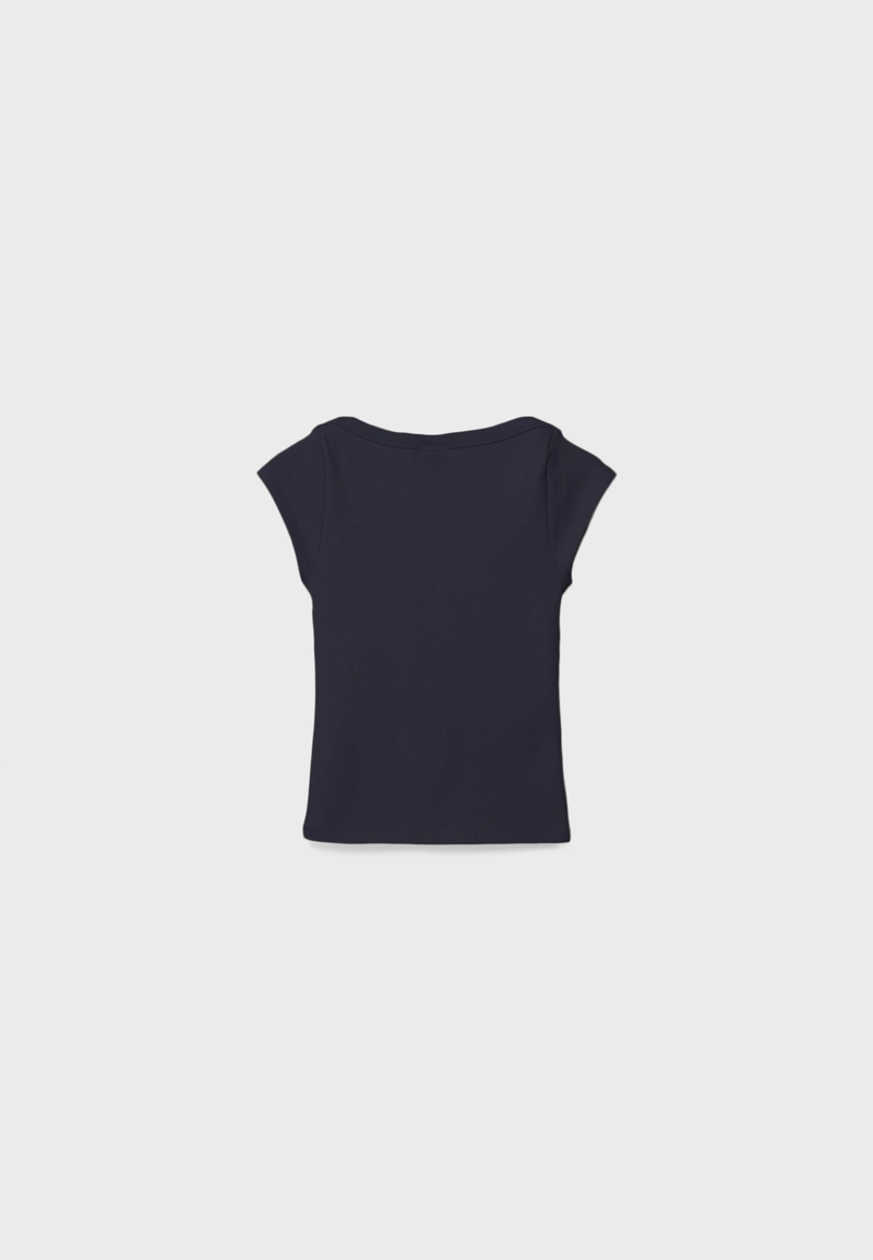 Базовая футболка с вырезом «лодочка»