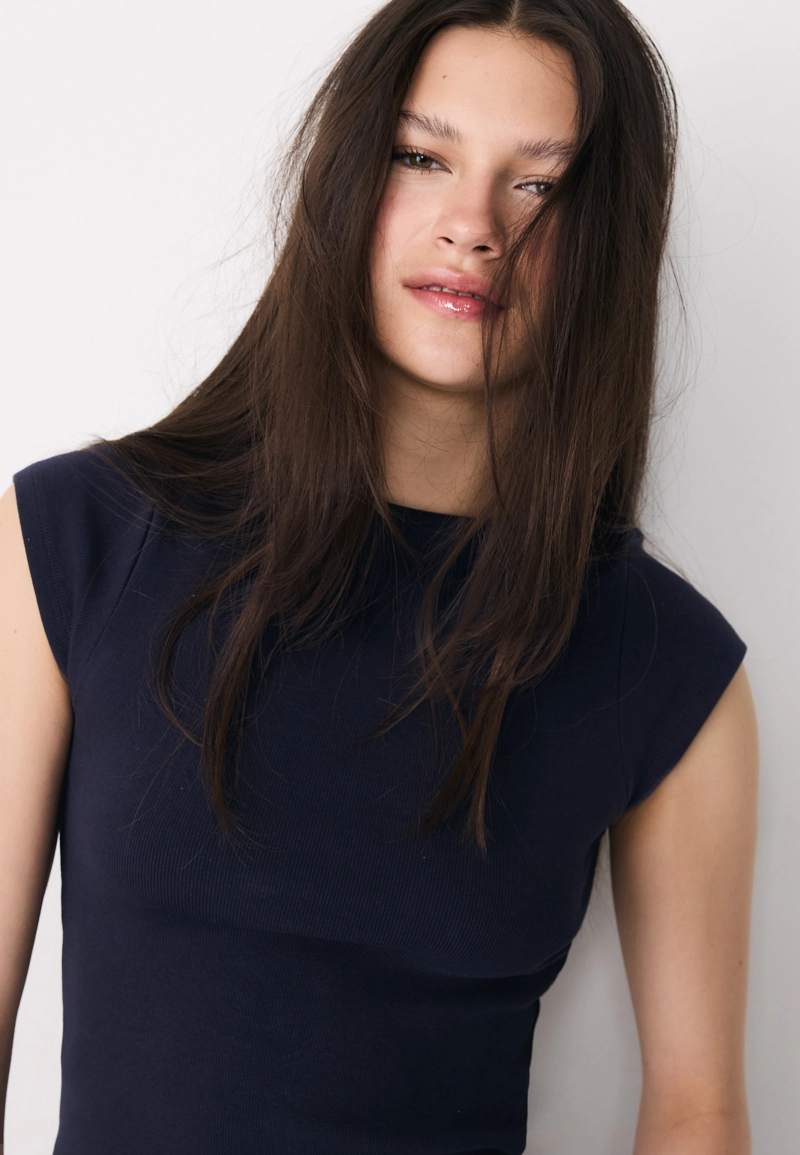 Базовая футболка с вырезом «лодочка»