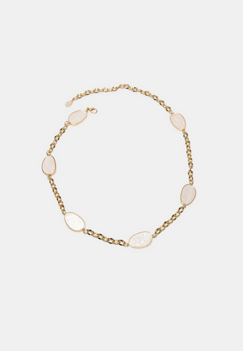 Металлический пояс с цветными камнями и цепочкой