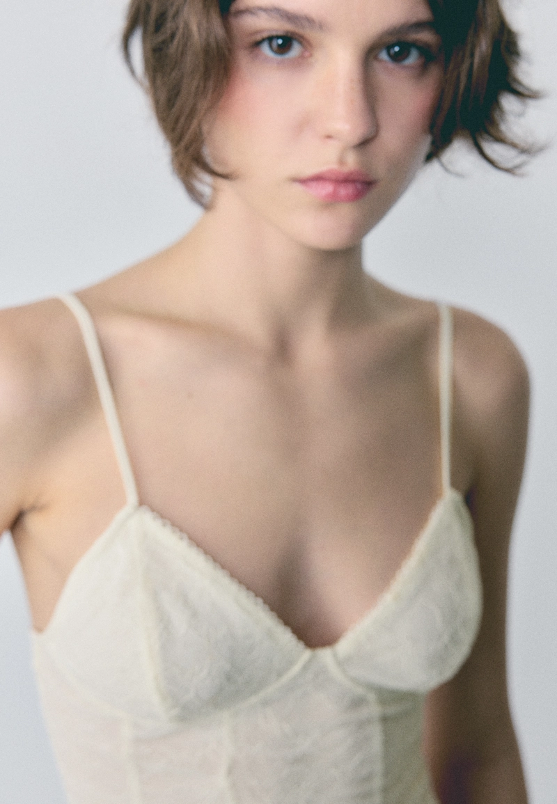 Боди на бретельках с кружевом