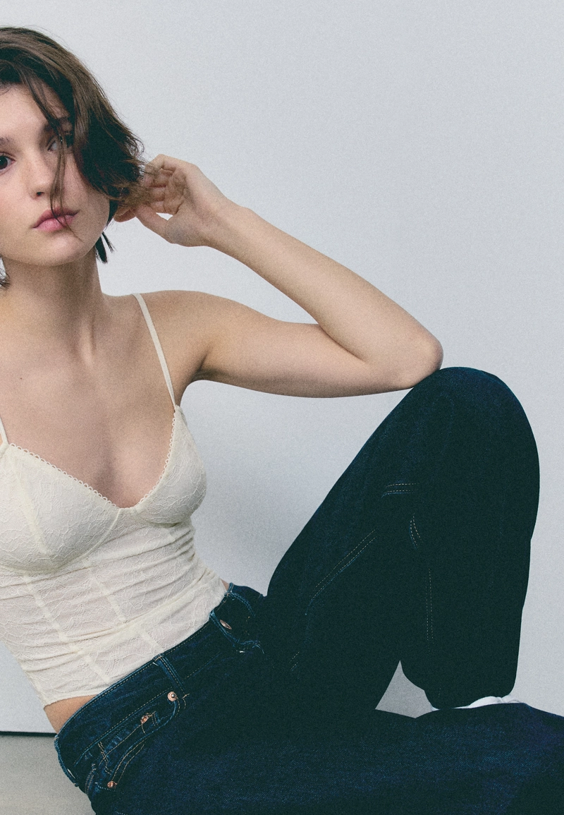 Боди на бретельках с кружевом