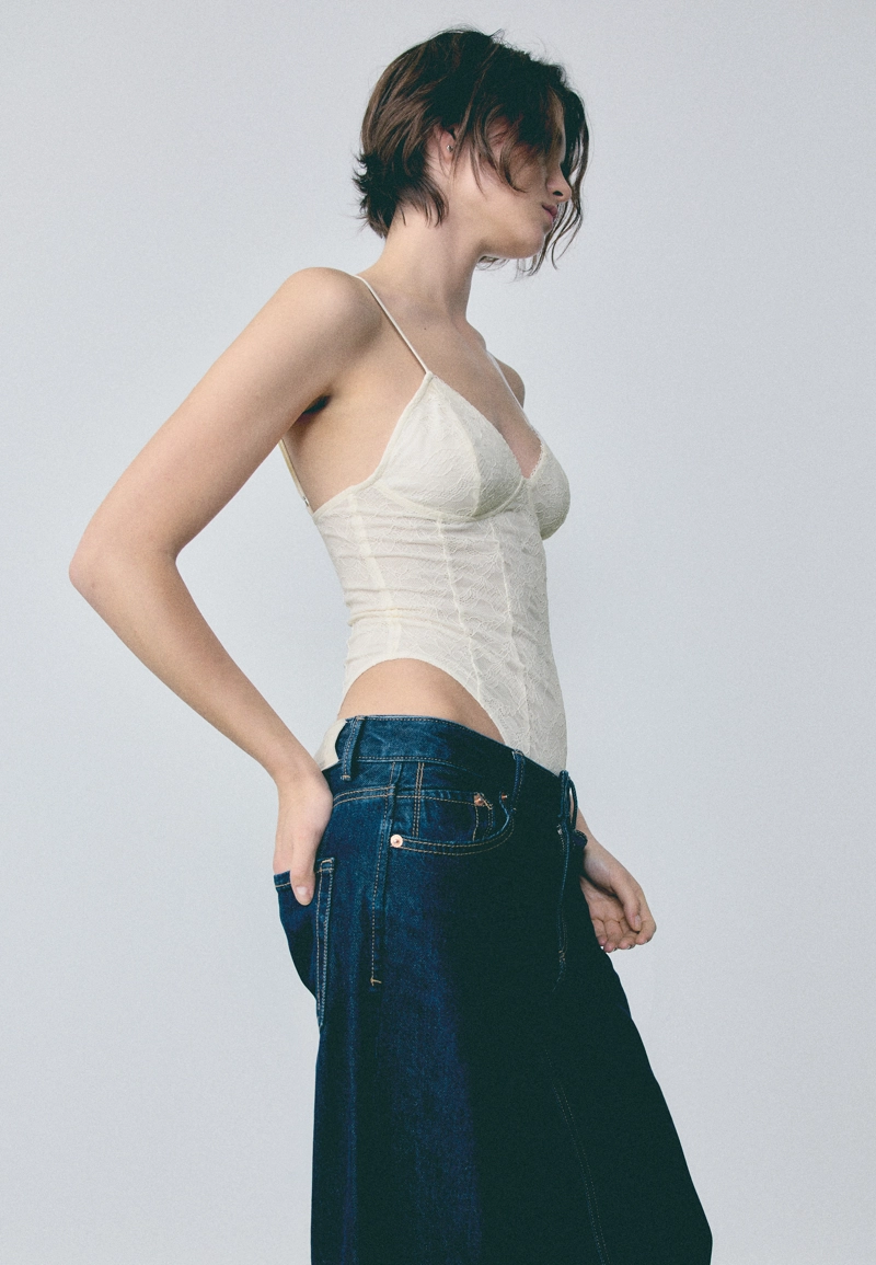 Боди на бретельках с кружевом