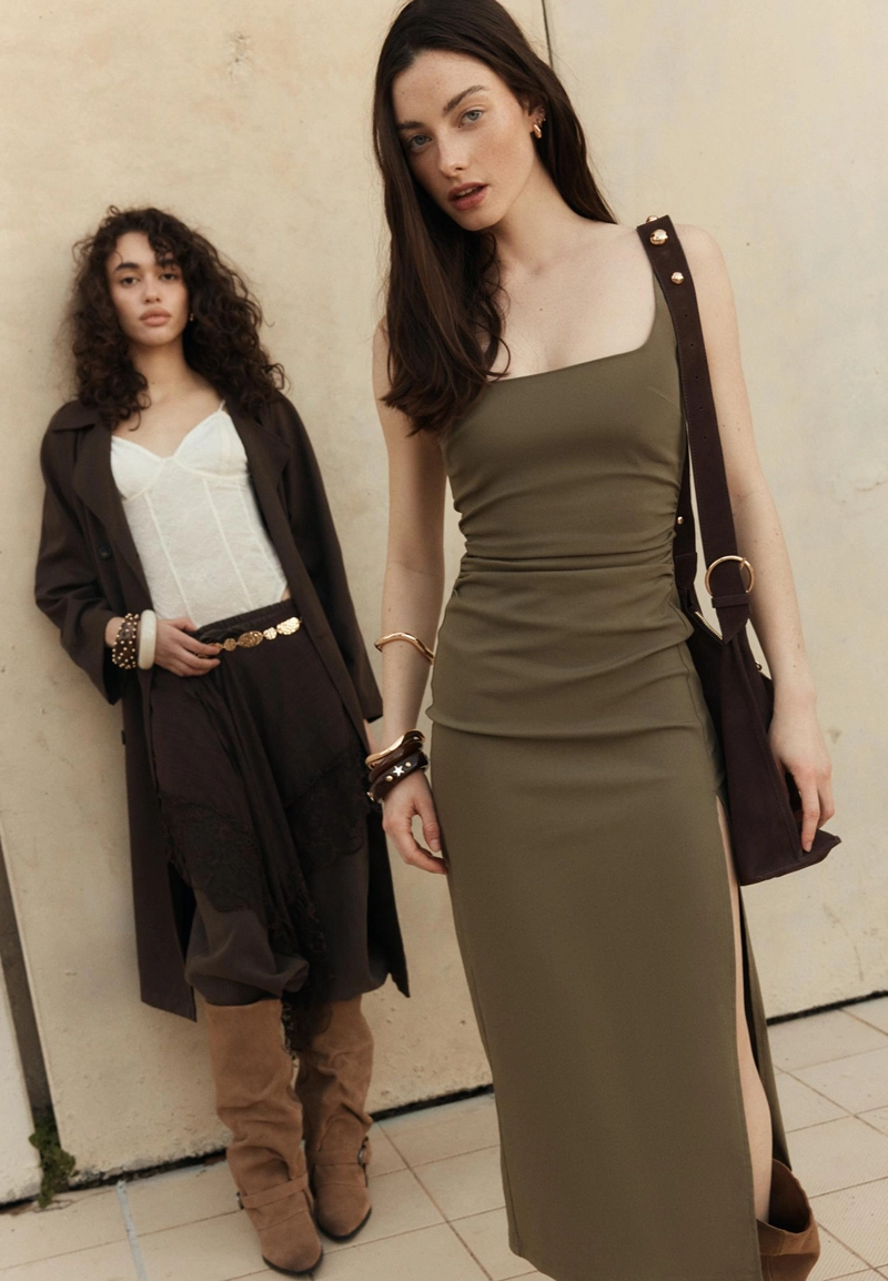 Платье миди из бенгалина с квадратным вырезом