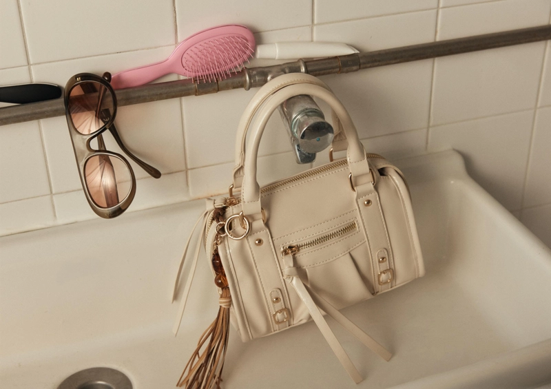 Сумка-боулинг с плечевым ремнем и молнией