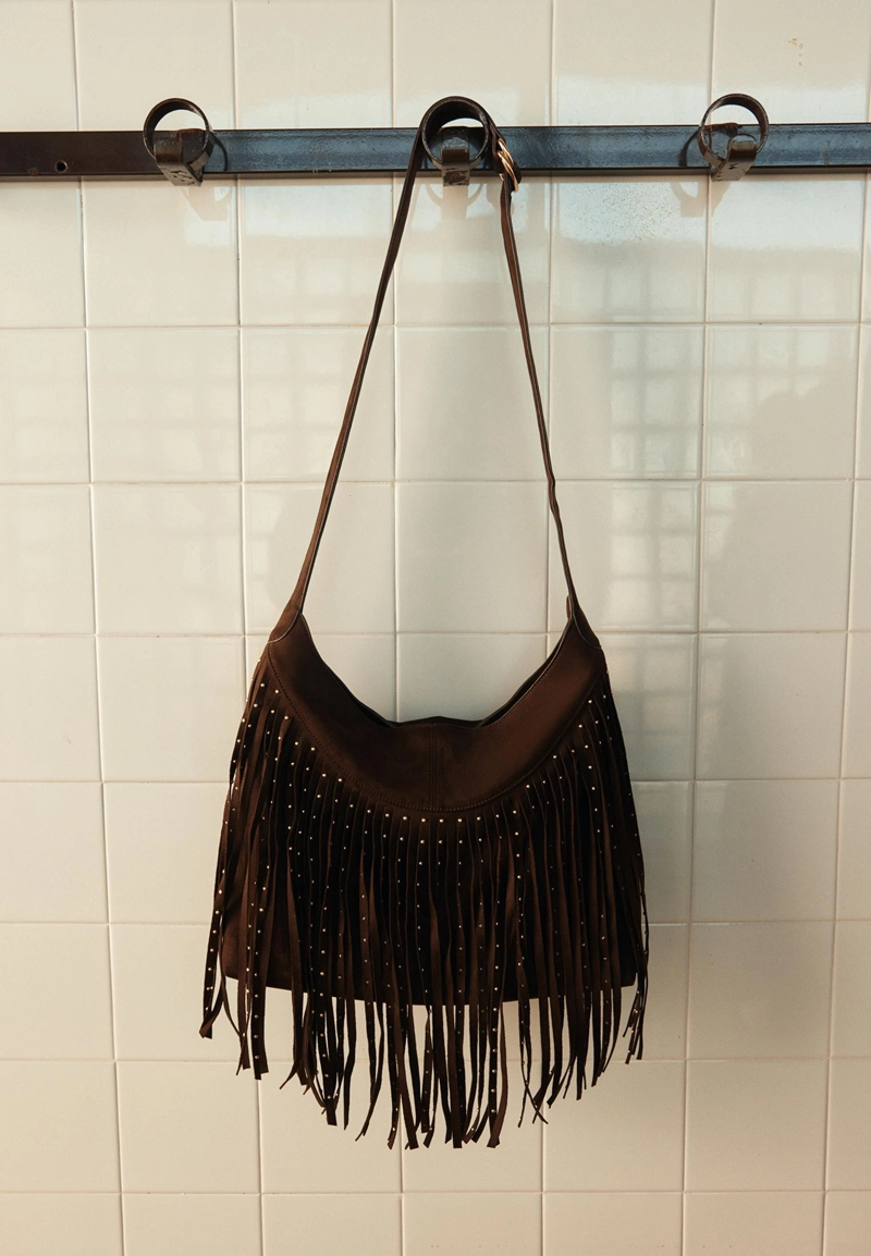 Сумка на плечо с мягкой отделкой и бахромой