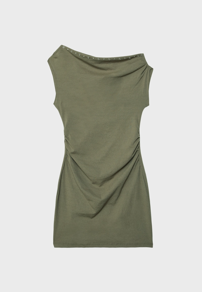 Короткое асимметричное платье с заклепками