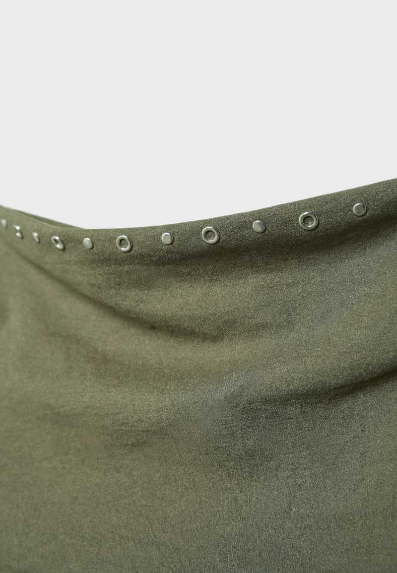 Короткое асимметричное платье с заклепками