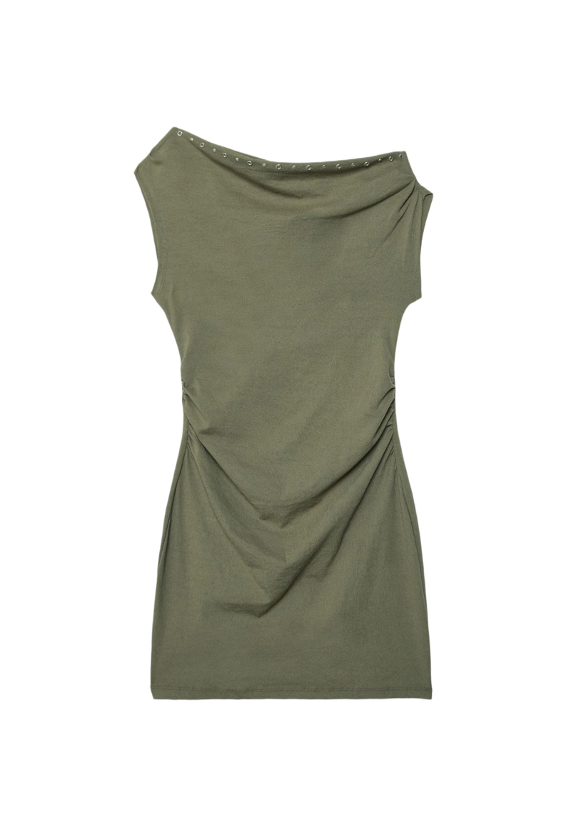 Короткое асимметричное платье с заклепками