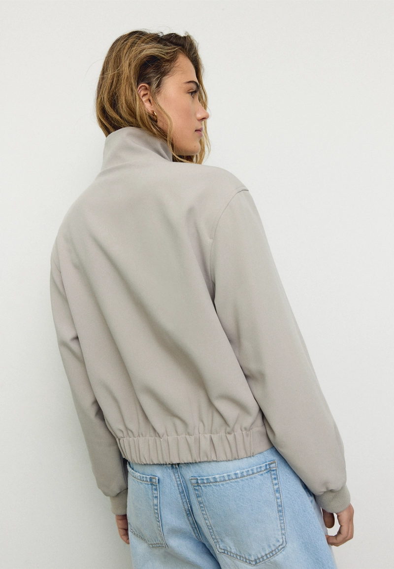 Куртка-пуховик с высоким воротником