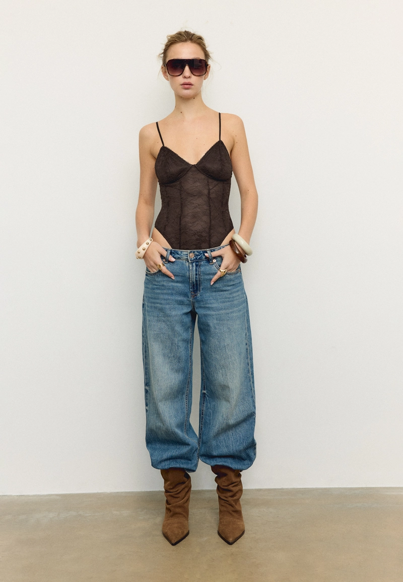 Боди на бретельках с кружевом