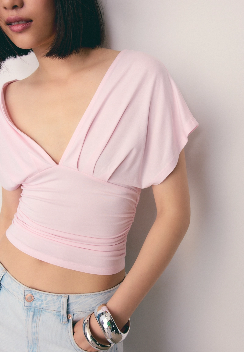 Футболка с V-образным вырезом