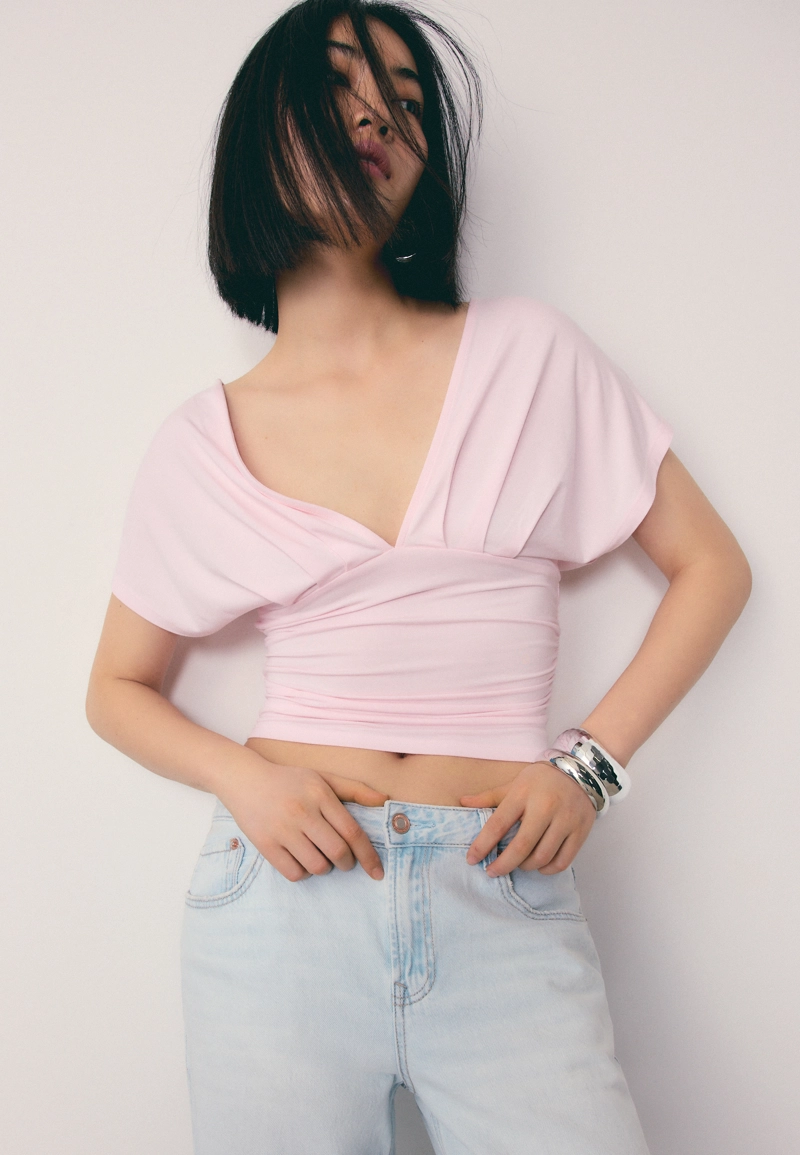 Футболка с V-образным вырезом