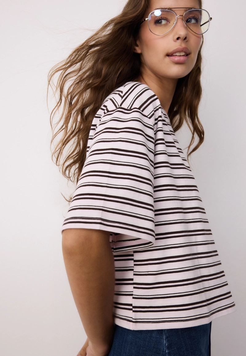 Полосатая футболка с короткими рукавами