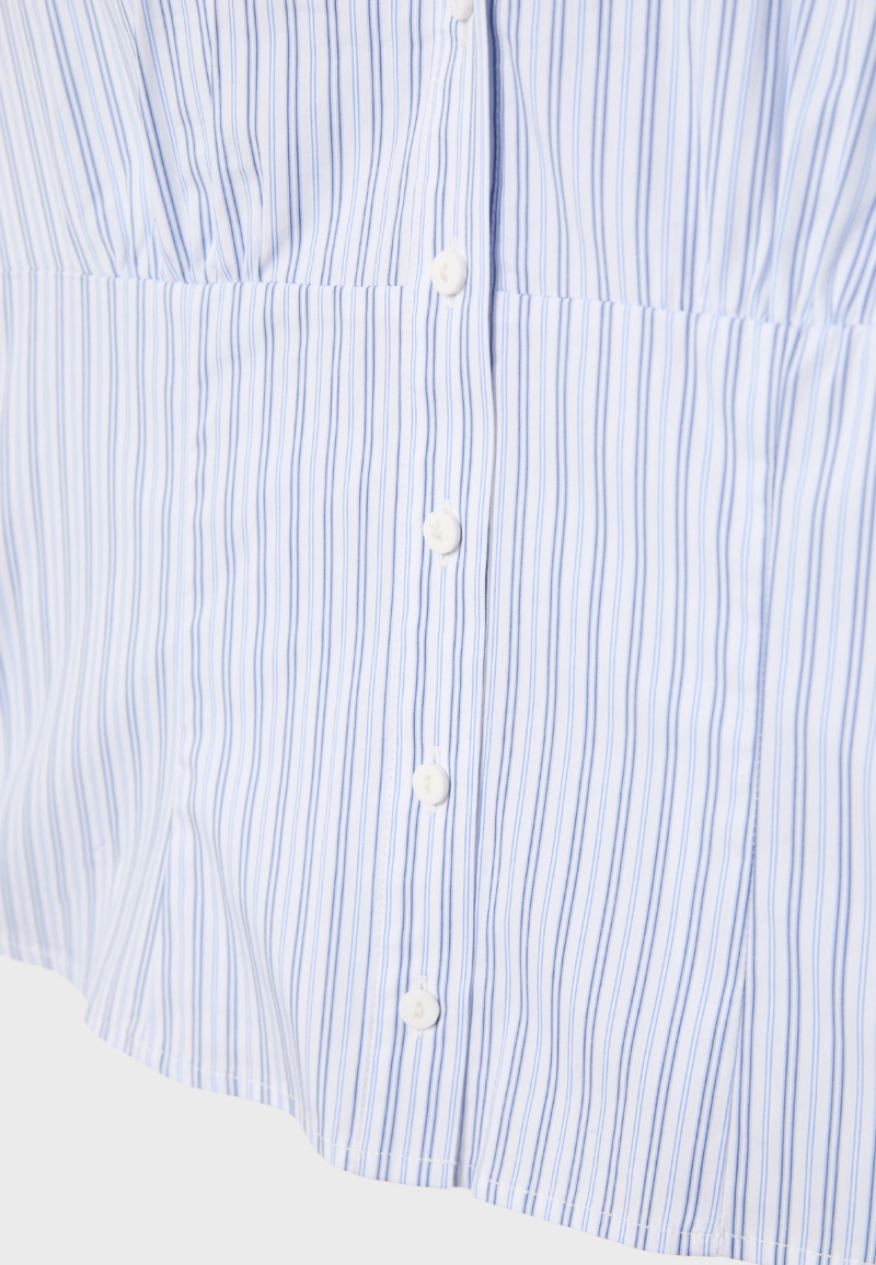 Рубашка с короткими рукавами и вырезом на груди