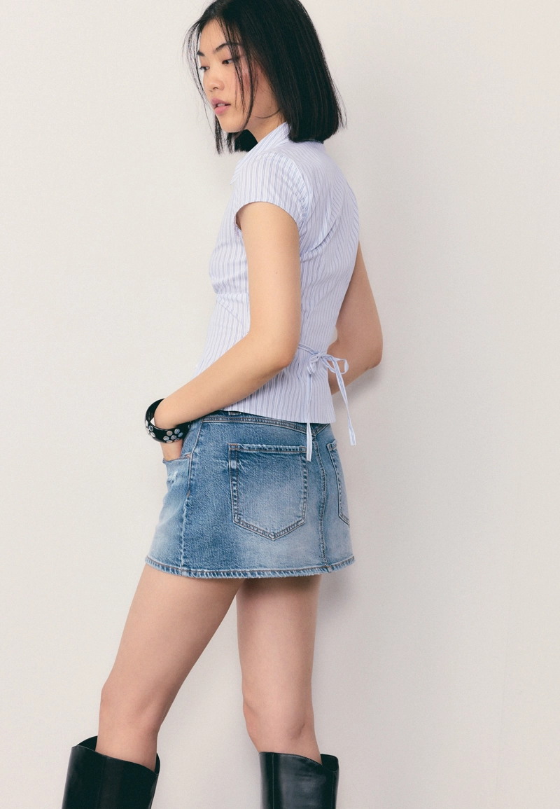 Рубашка с короткими рукавами и вырезом на груди