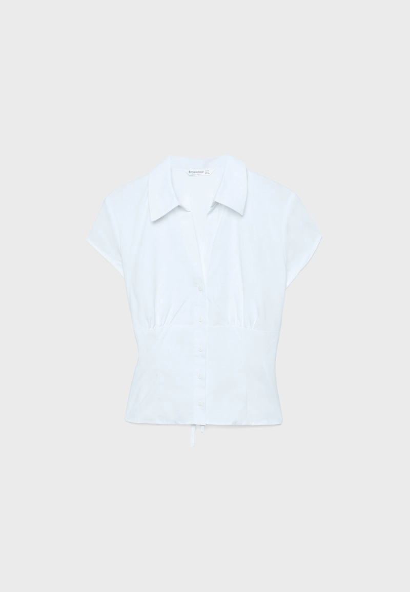 Рубашка с короткими рукавами и вырезом на груди